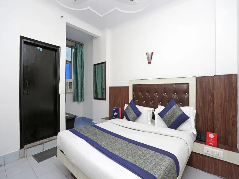 Hotel O by OYO International Neelam Suites Near Jama Masjid - Image 1