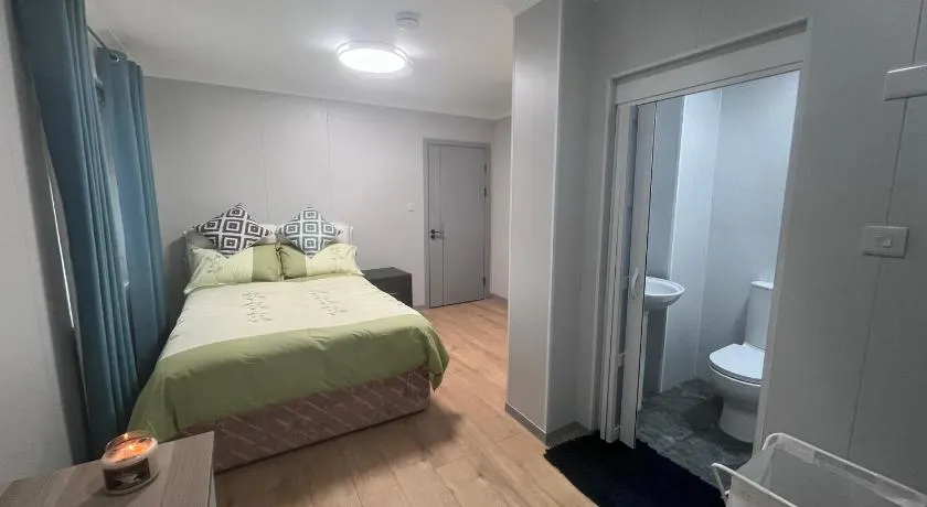 Modern Ensuite Double Bedroom in Dundrum - Image 1