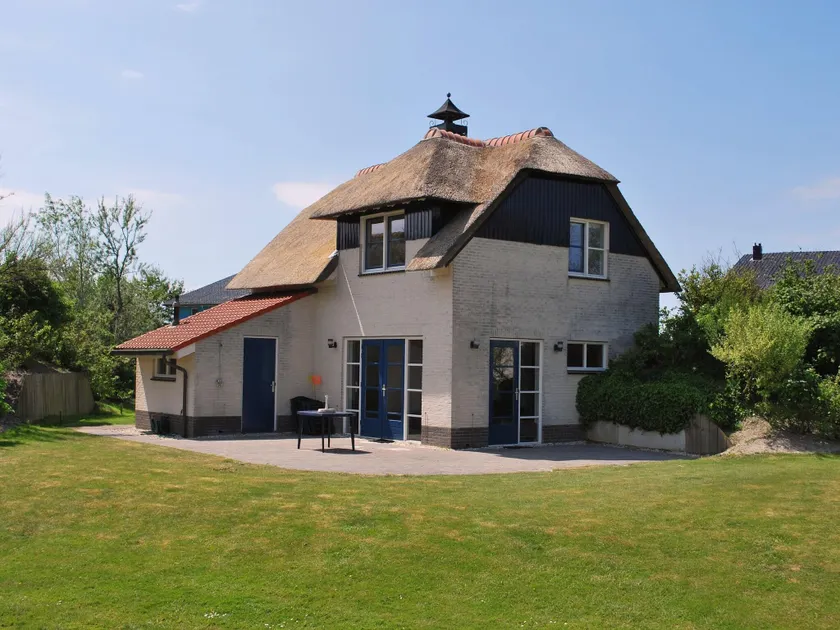 Thatched villa with bath in a holiday park - Image 1