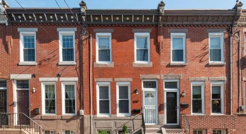 Historic Townhouse Oasis with En-suite Bathroom - Image 1