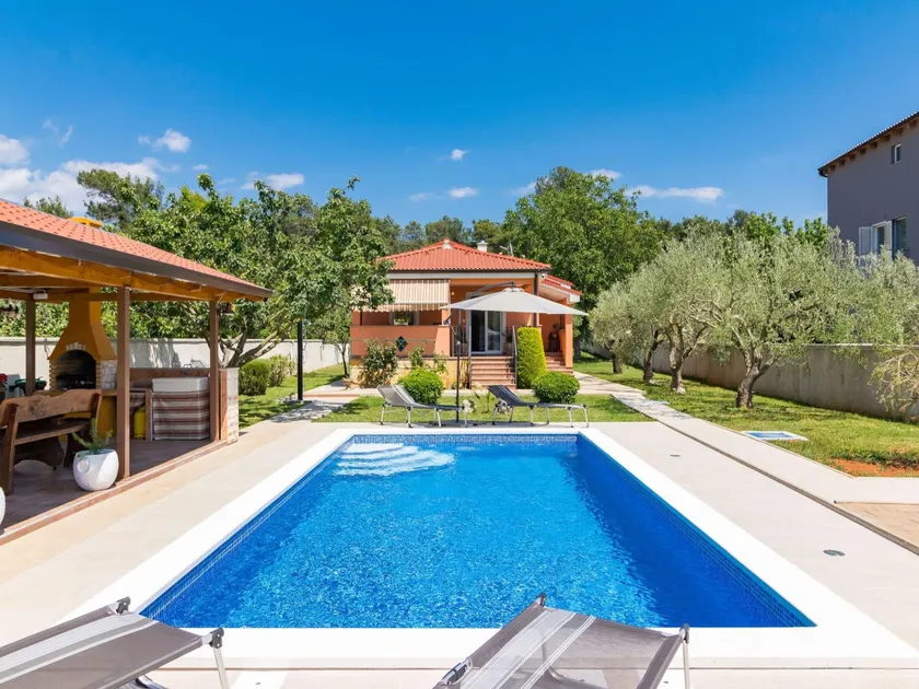 Lovely family bungalow with private pool - Image 1