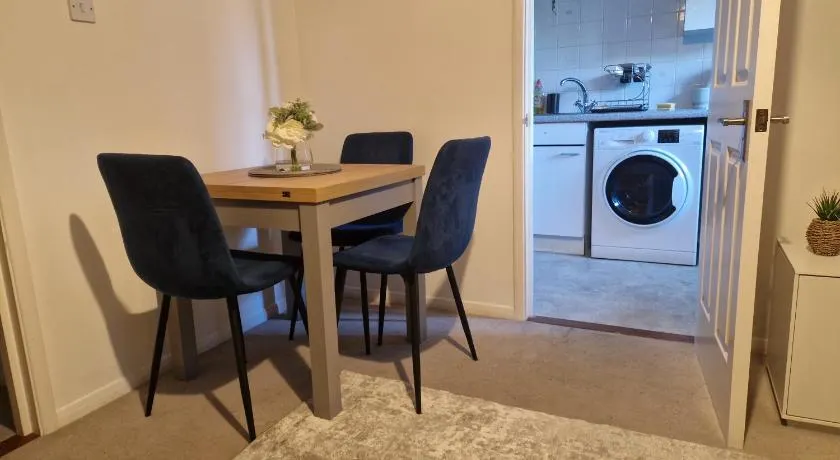 1 Bed flat near Reading Hospital Students Contractors - Image 1