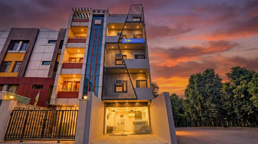 FabHotel New R Inn - Image 1