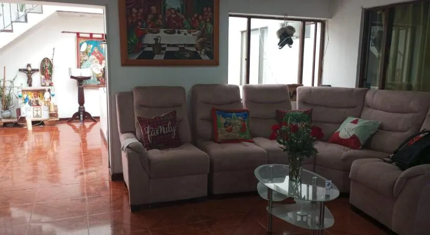 Habitación con baño privado cerca al aeropuerto - Image 1