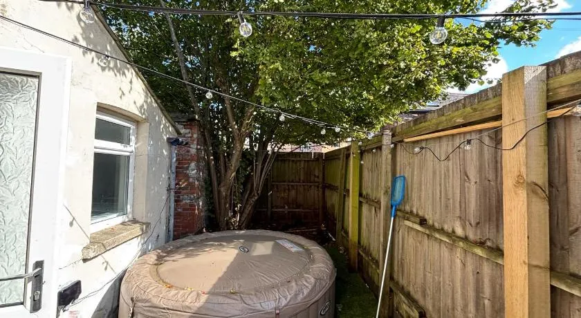 Peaceful Hot Tub Retreat with Private Garden - Image 1