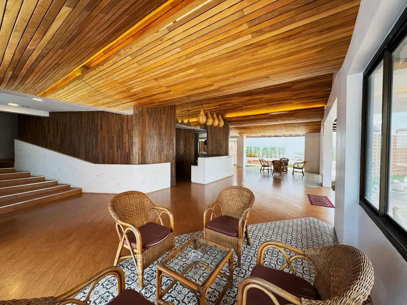 Plernpetch Hotel - Image 1