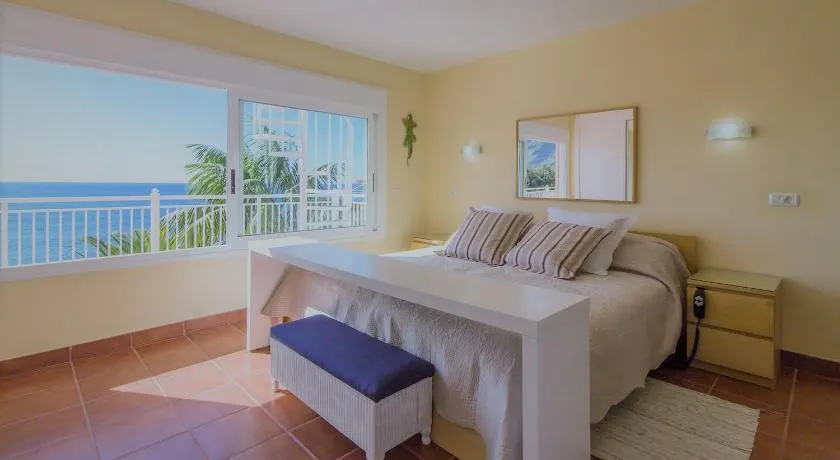 Villa in protected space in front of the sea - Image 1
