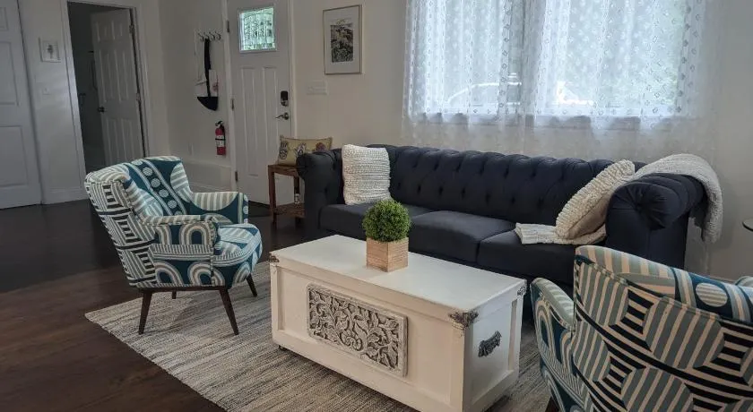 Tranquil Getaway Cottage in Charming, Bethel CT - Image 1