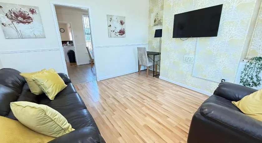 Contractor & Family Friendly 3-Bedroom House in St Helens Newly Refurbished - Image 1