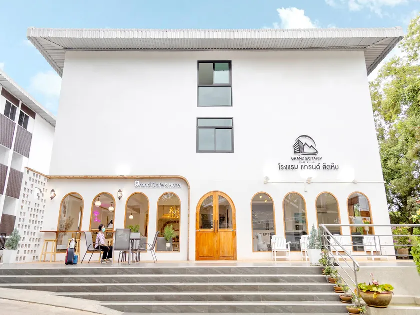 Grand Sattahip Hotel - Image 1