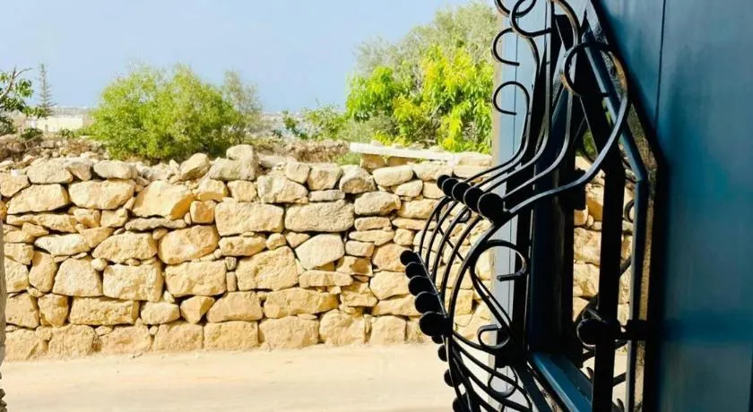 Traditional entire maisonette close to airport - Image 1