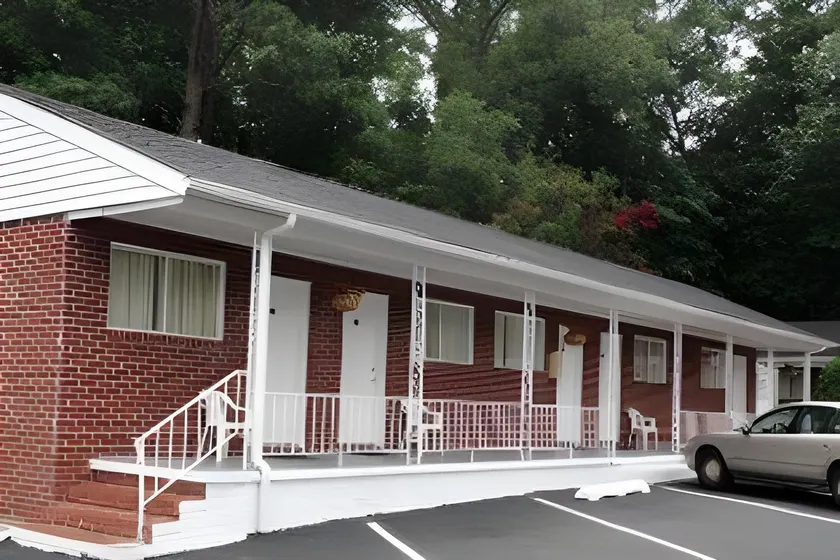 Budget Inn - Image 1
