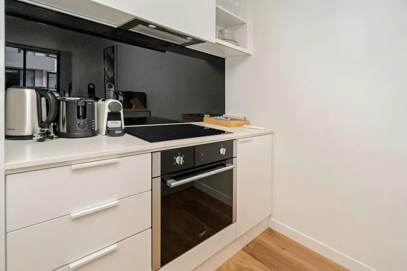 Idyllic 1-Bed Near Popular Shopping Streets - Image 1