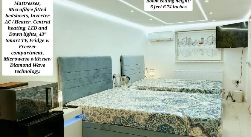 Air Conditioned Modern Double Bed Room with Private Attached Bathroom - FREE Parking - Near London Heathrow Airport & Southall Broadway - Image 1