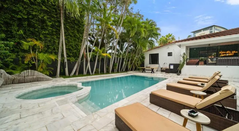 8BR Mansion Near Kiki by the River Miami - Image 1