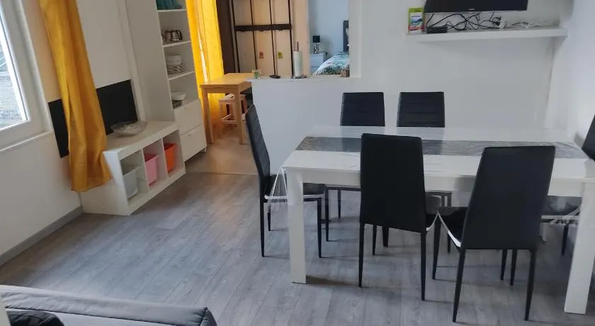 appartement individuelle refais a neuf,ds maison de maître,6 couchages dont un lit kingsize,cuisine avec lave vaisselle,rue privative pour se garer, accessibilité au jardin - Image 1