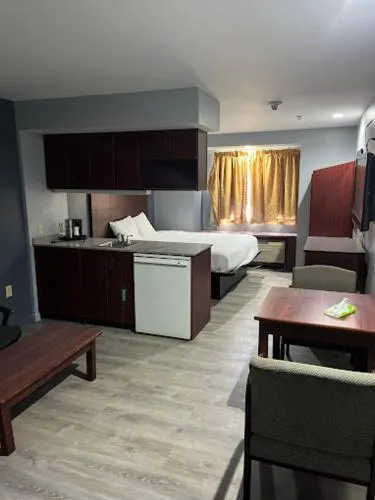 BlissPoint Inn & Suites, Northwood - Image 1