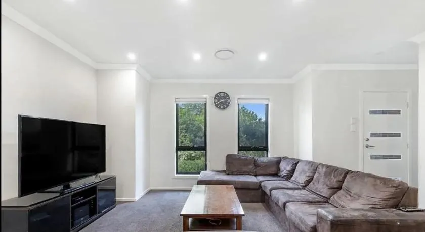 Family Home with Separate Stuio - Image 1
