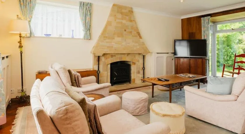 Spacious detached 4 bed can sleep 9 Parking - Image 1