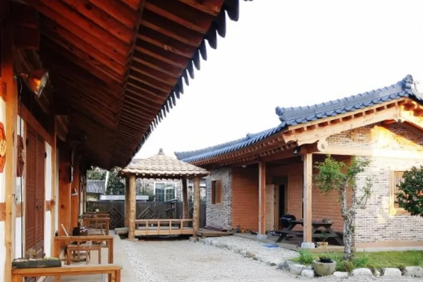 Reed House Hanok Pension - Image 1