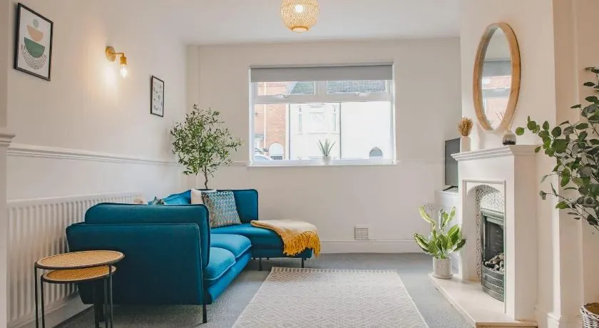 Modern 3 Bedroom Home in Central Rugby - Image 1