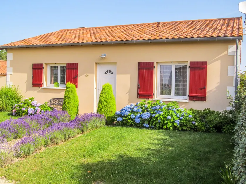 Attractive villa on exclusive family park with swimming pool in peaceful setting - Image 1