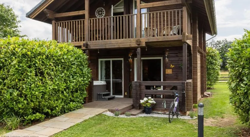 Lake View Lodge with Hot Tub - Image 1