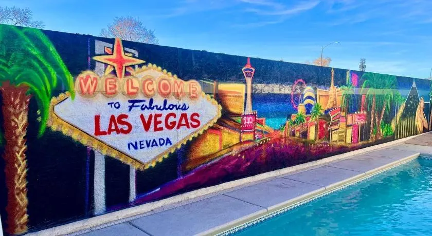 Major Oasis 3 bd, 2 bathPool Jacuzzi Fun mural! - Image 1