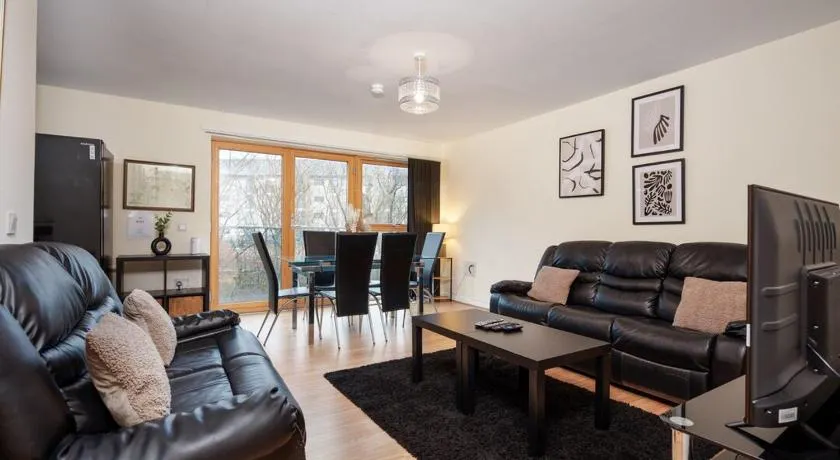 2BR Apartment with Parking Near Southside and Queens Park - Image 1