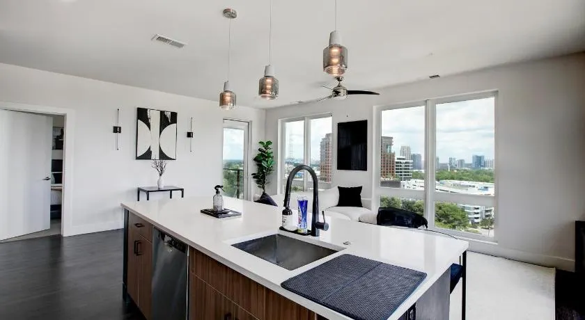 Upscale Midtown Retreat , Free Parking & Close to Mercedes-Benz - Image 1