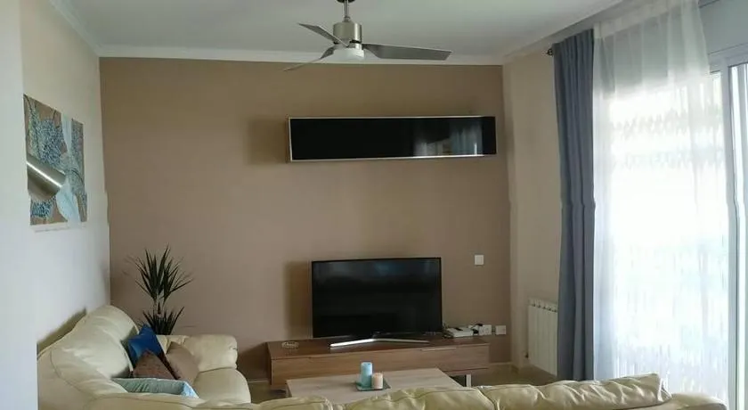 Apartamento para 5 personas frente al mar con piscina y parking - Image 1