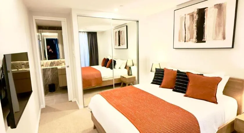 Luxury Sky-High Apartment, Panoramic Views, Walk to Dining & Light Rail, FREE PARKING - Image 1