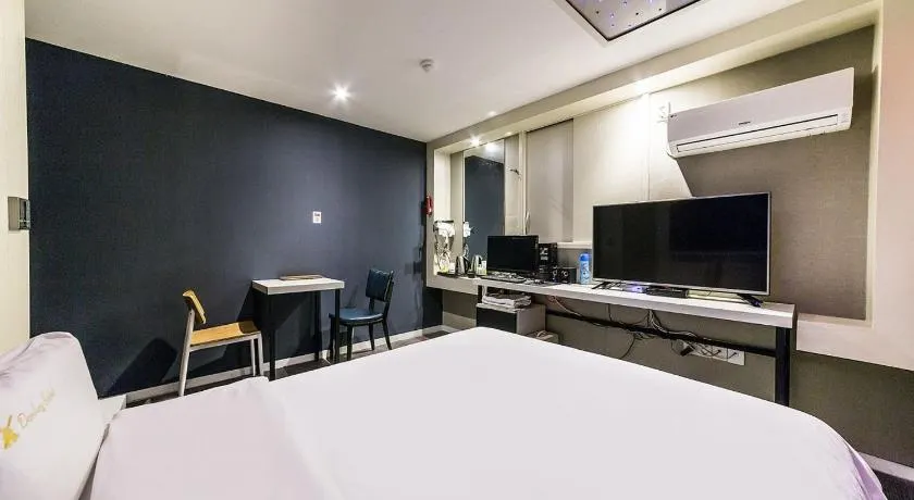 Donkey Hotel - Image 1