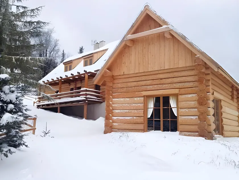 Chaty Świerkowe Wzgórze - tylko domki typu superior z prywatną sauną balią kominkiem oraz ogrodzonym prywatnym terenem z grillem, domki bez sauny na wspólnym terenie - Image 1