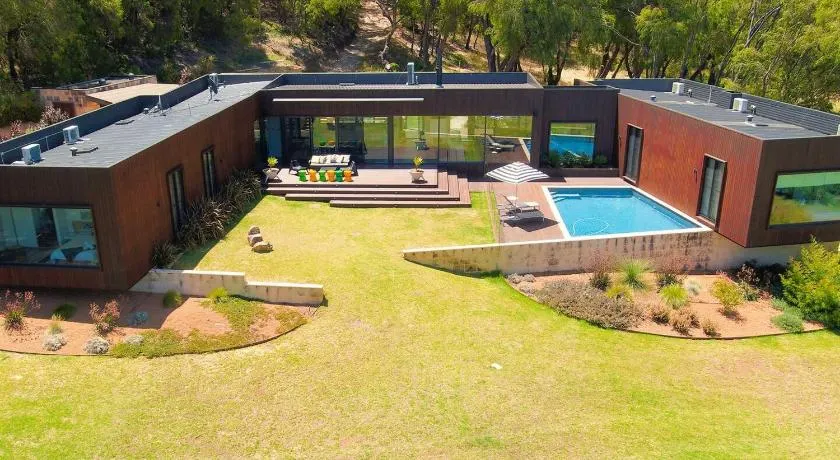 Sophie's Vineyard - Sprawling Scenery with Pool - Image 1