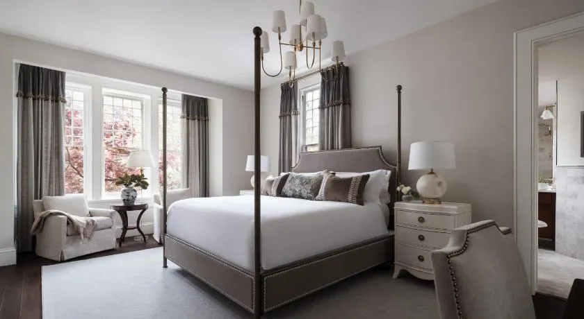 86 State Circle - Luxury Boutique Hotel - Image 1