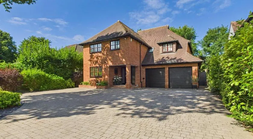 3 beds Luxury Family Home with Self-Check in & Direct Train to London - Image 1