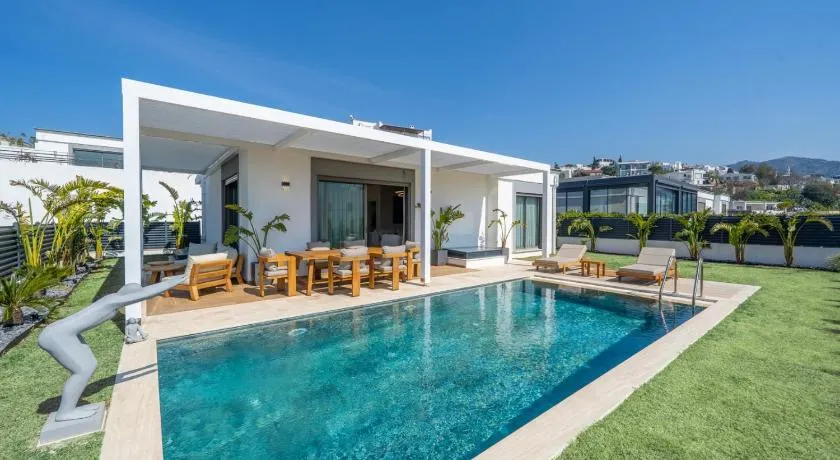 MAVIIE Luxusvilla mit Pool & Meerblick in Yalıkavak Geris - Image 1