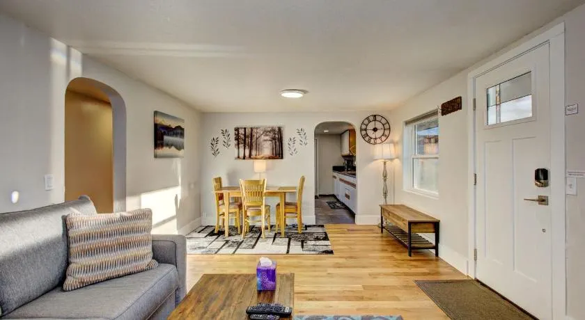 Little Blue Bungalow on Boise's Bench, Pet Friendly, Fully Fenced yard with doggie door! 2 miles from BSU, 5 minutes from Downtown Boise, Desk and workstation for remote workers, 2 TV's large walk-in closet, Good for mid-term stays - Image 1