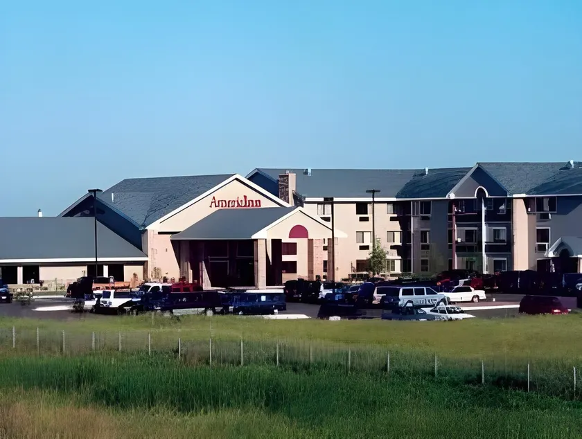 AmericInn by Wyndham Shakopee Near Canterbury Park - Image 1