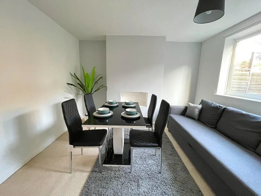 Maison spacieuse, élégante et confortable, comprenant 3 chambres et un parking - Image 1
