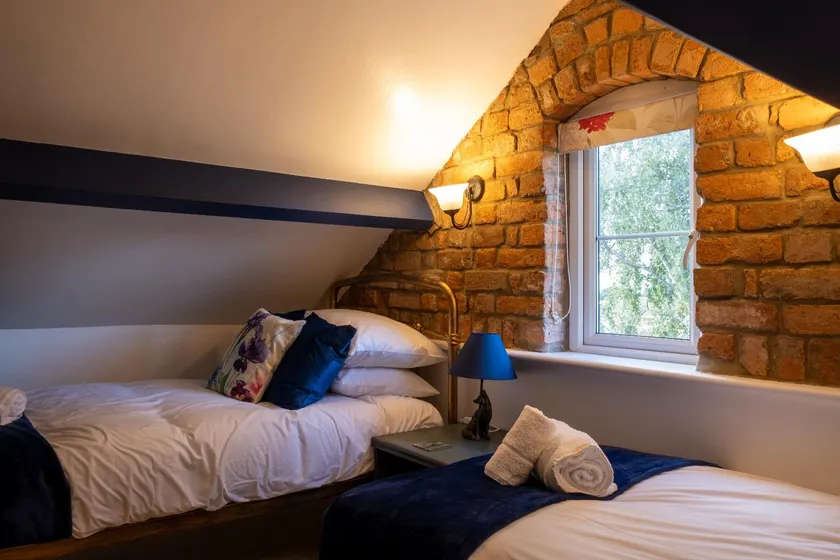 Charming 2-BR Cottage in Stonehouse with Courtyard Garden and Log Fire - Image 1