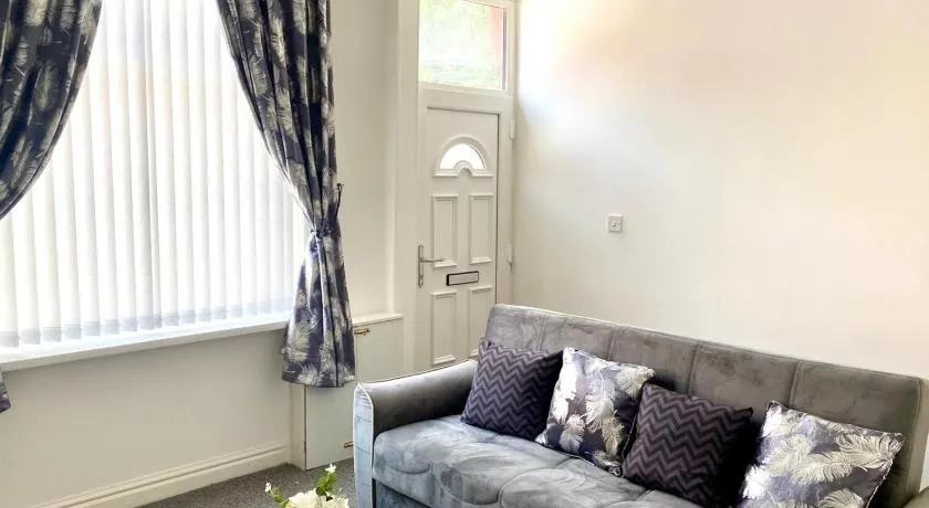 Cosy Cheerful 2 Bedrooms Near Piccadilly, Etihad Stadium Sleeps up to 5 - Image 1