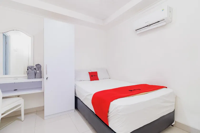 RedDoorz near Jakarta International Velodrome - Image 1