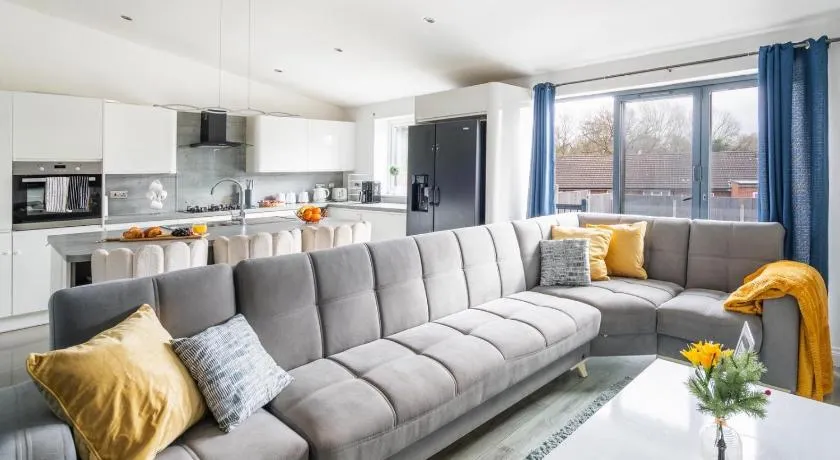 Spacious 4-Bedroom with free parking spaces for contractors and business travellers - Image 1