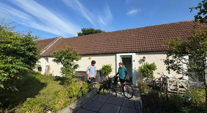 Charming Old Cottage for Share, Cosy Double Room with 2 Single Bed - Image 1