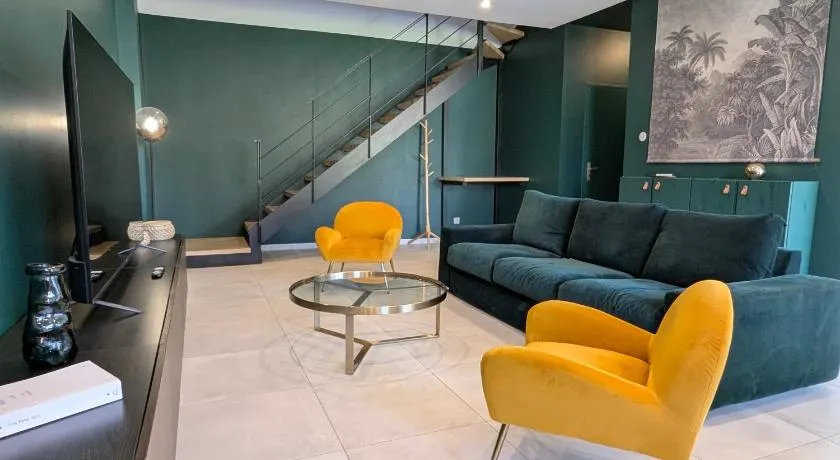 ColorChic 3 étoiles - Parking Privé Terrasse Clim - 120m2 Plein centre - Image 1