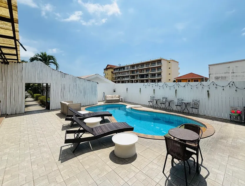 1715 House - White Rhino - Image 1