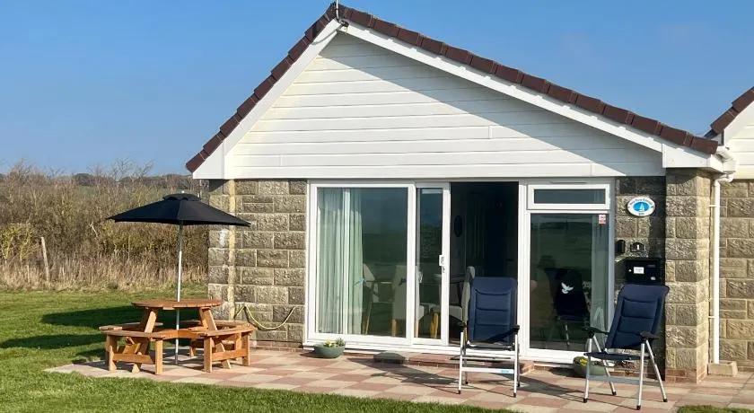 BAYVIEW self-catering coastal bungalow in rural West Wight - Image 1