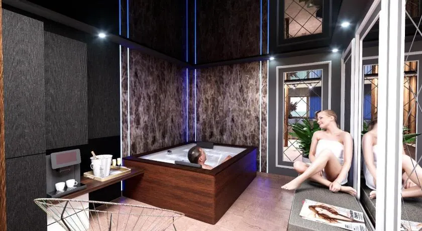 Regim Hotel Hanea jacuzzi in camera,piscina exterioara si sauna comuna - Image 1